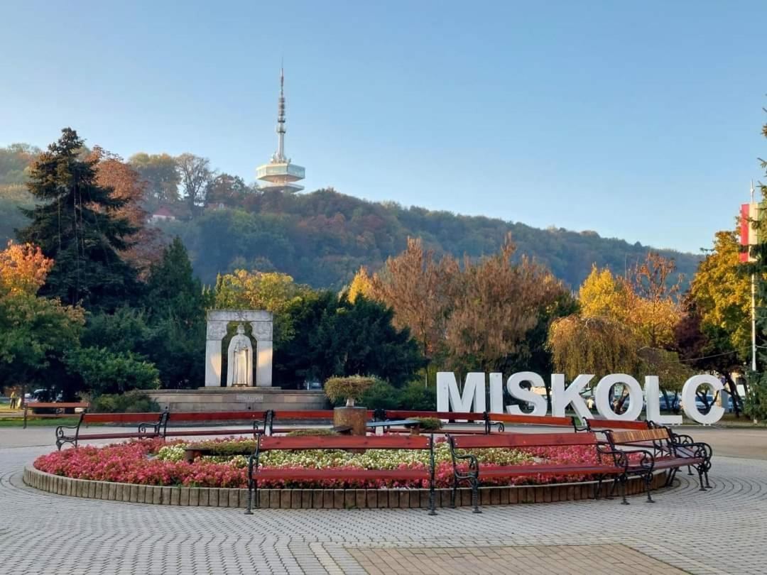 Julia Apartman Miskolc Exteriör bild